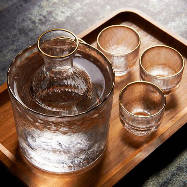 Gläsernes Sake-Set