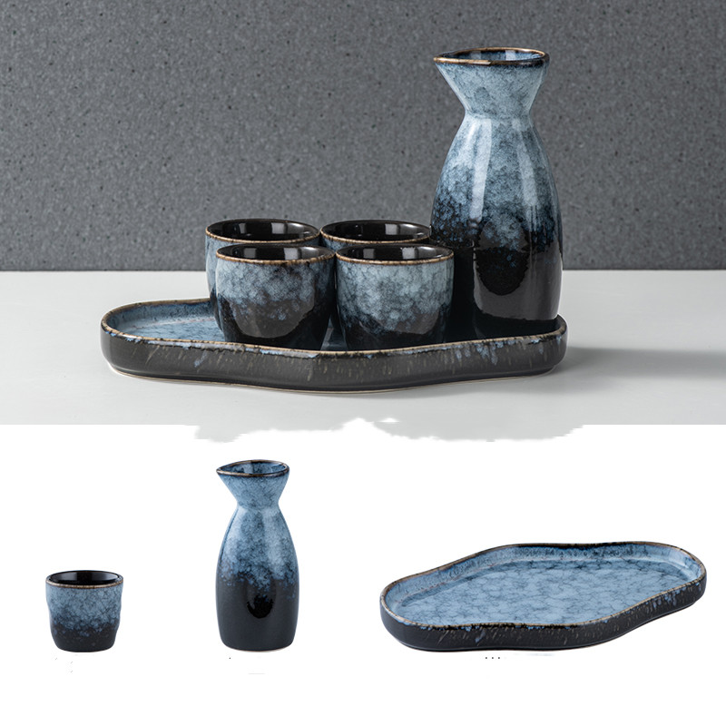 Traditionelles Sake-Set mit Keramik-Tablett