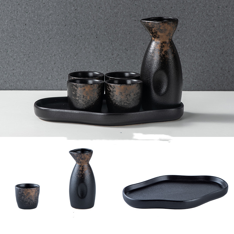 Traditionelles Sake-Set mit Keramik-Tablett