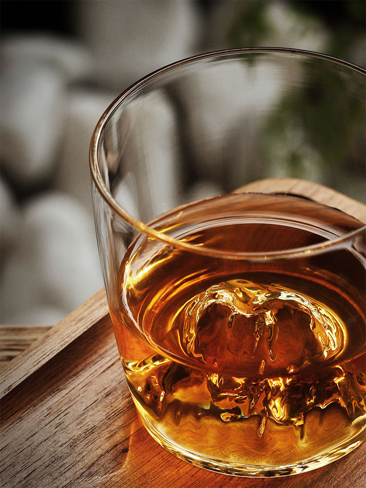 Whisky-Glas im japanischen Stil – Flache Gebirgsprägung (mit Holzbox, 2er-Set)
