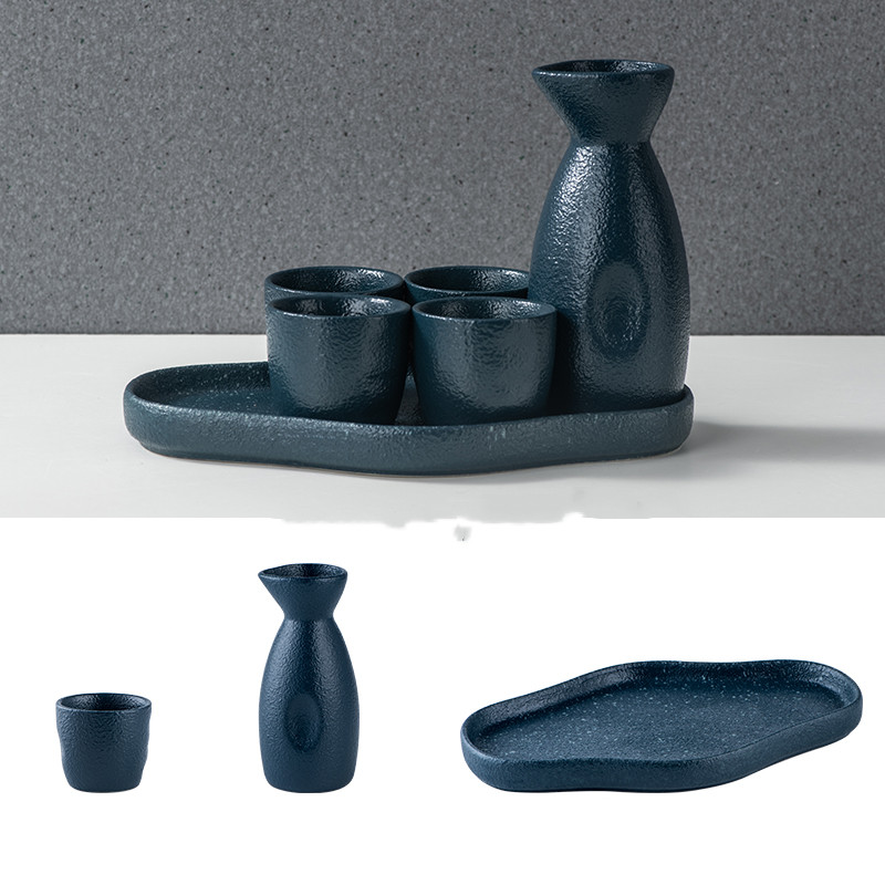 Traditionelles Sake-Set mit Keramik-Tablett