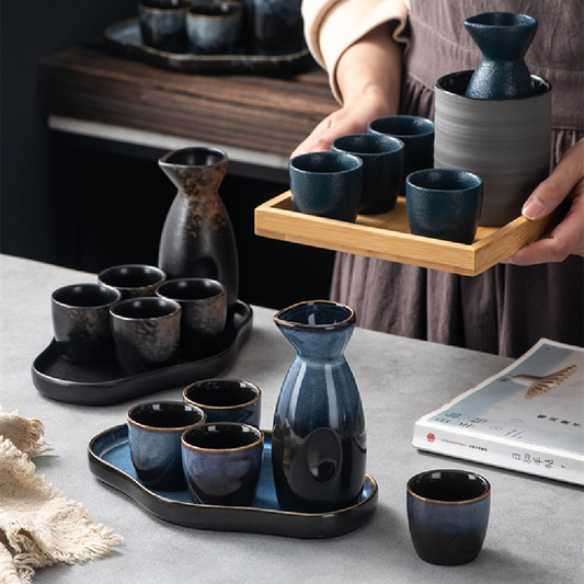 Traditionelles Sake-Set mit Keramik-Tablett