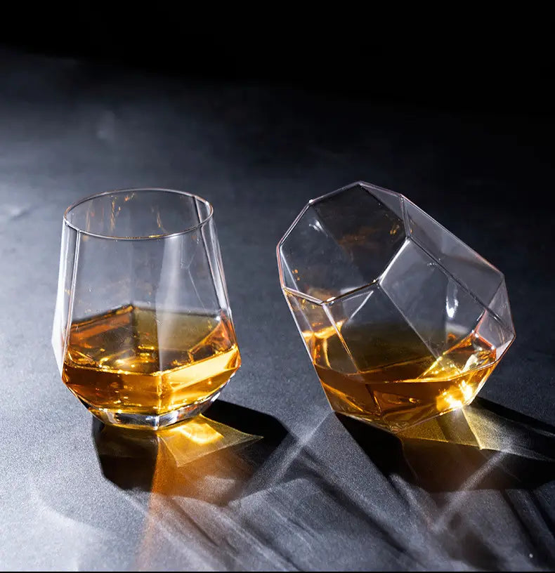 Diamond-Shaped Whisky Tumbler with Wooden Dase (Set of 2)