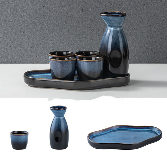 Traditionelles Sake-Set mit Keramik-Tablett