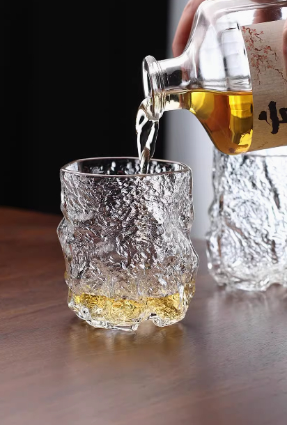 Whisky-Glas im japanischen Stil – Gehämmertes Relief (mit Holzbox, 2er-Set)