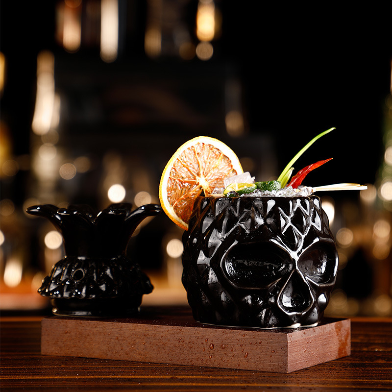 Schwarzes Tiki-Glas – Schädel mit Ananaskrone