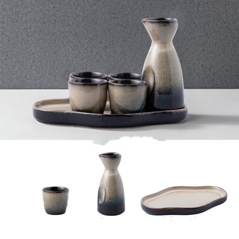 Traditionelles Sake-Set mit Keramik-Tablett