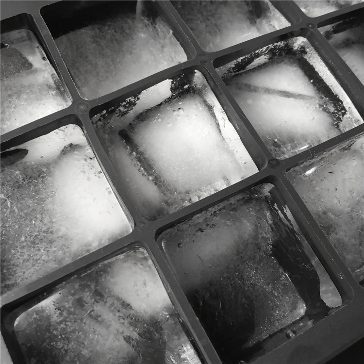 Silicone Ice Tray – 15 Classic Cubes