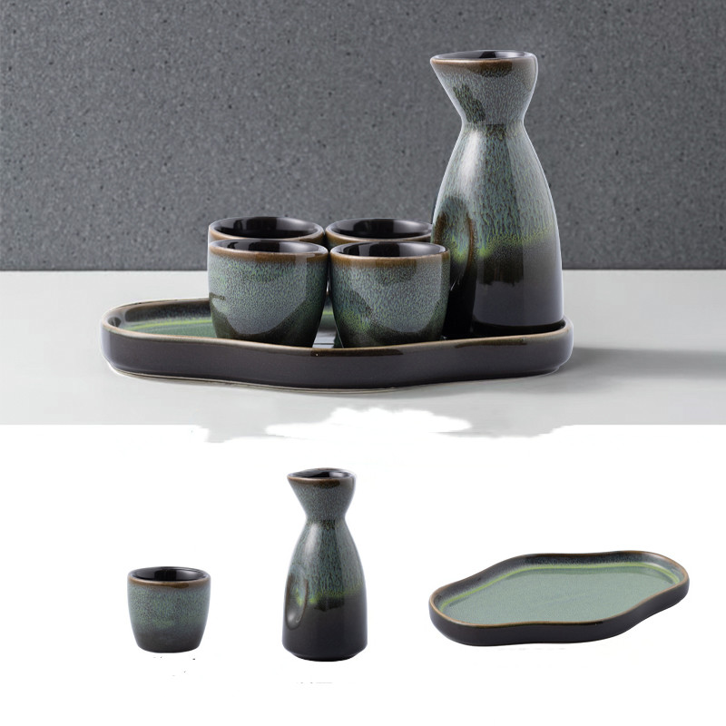 Traditionelles Sake-Set mit Keramik-Tablett
