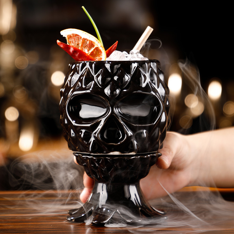 Schwarzes Tiki-Glas – Schädel mit Ananaskrone